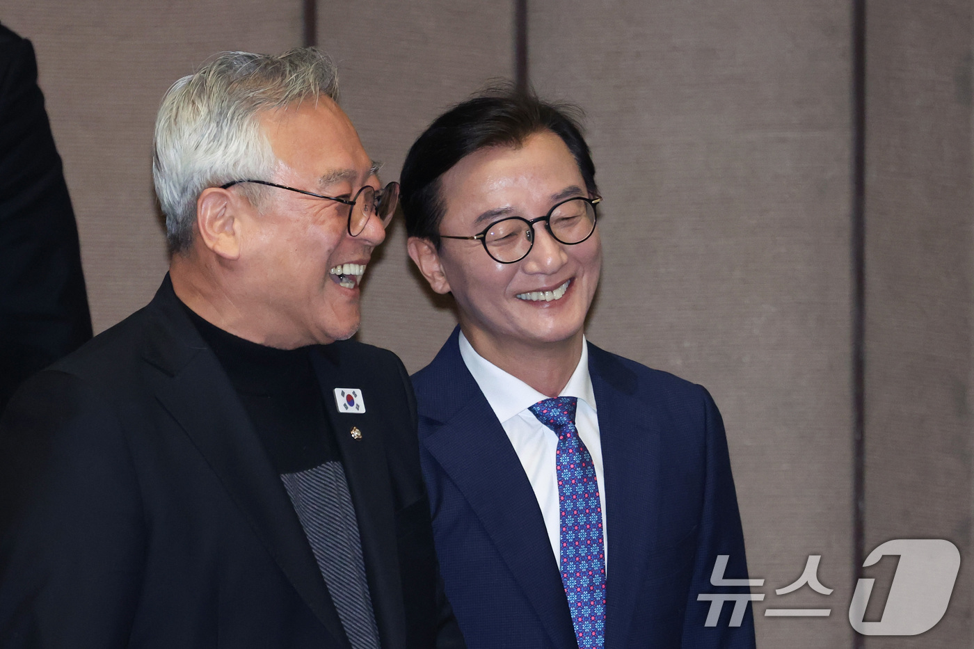 (서울=뉴스1) 신웅수 기자 = 전재수 더불어민주당 의원이 16일 서울 여의도 국회에서 열린 제431회 국회(임시회) 제1차 본회의에서 의원들과 대화하고 있다. 2026.1.16/ …