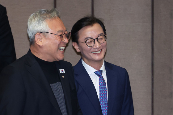 의원들과 대화하는 전재수 의원