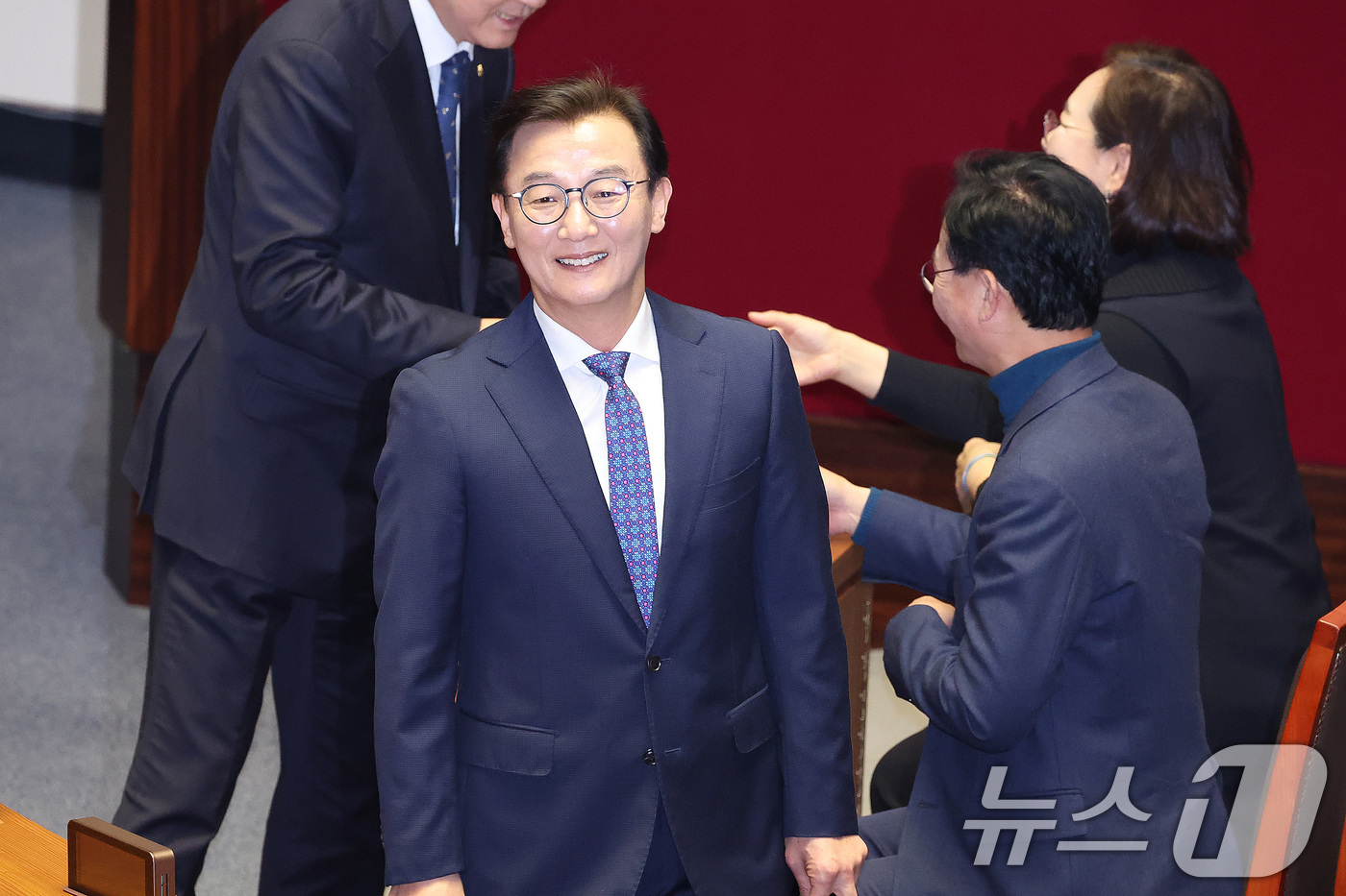 (서울=뉴스1) 신웅수 기자 = 전재수 더불어민주당 의원이 16일 서울 여의도 국회에서 열린 제431회 국회(임시회) 제1차 본회의에서 윤석열·김건희에 의한 내란·외환 및 국정농단 …