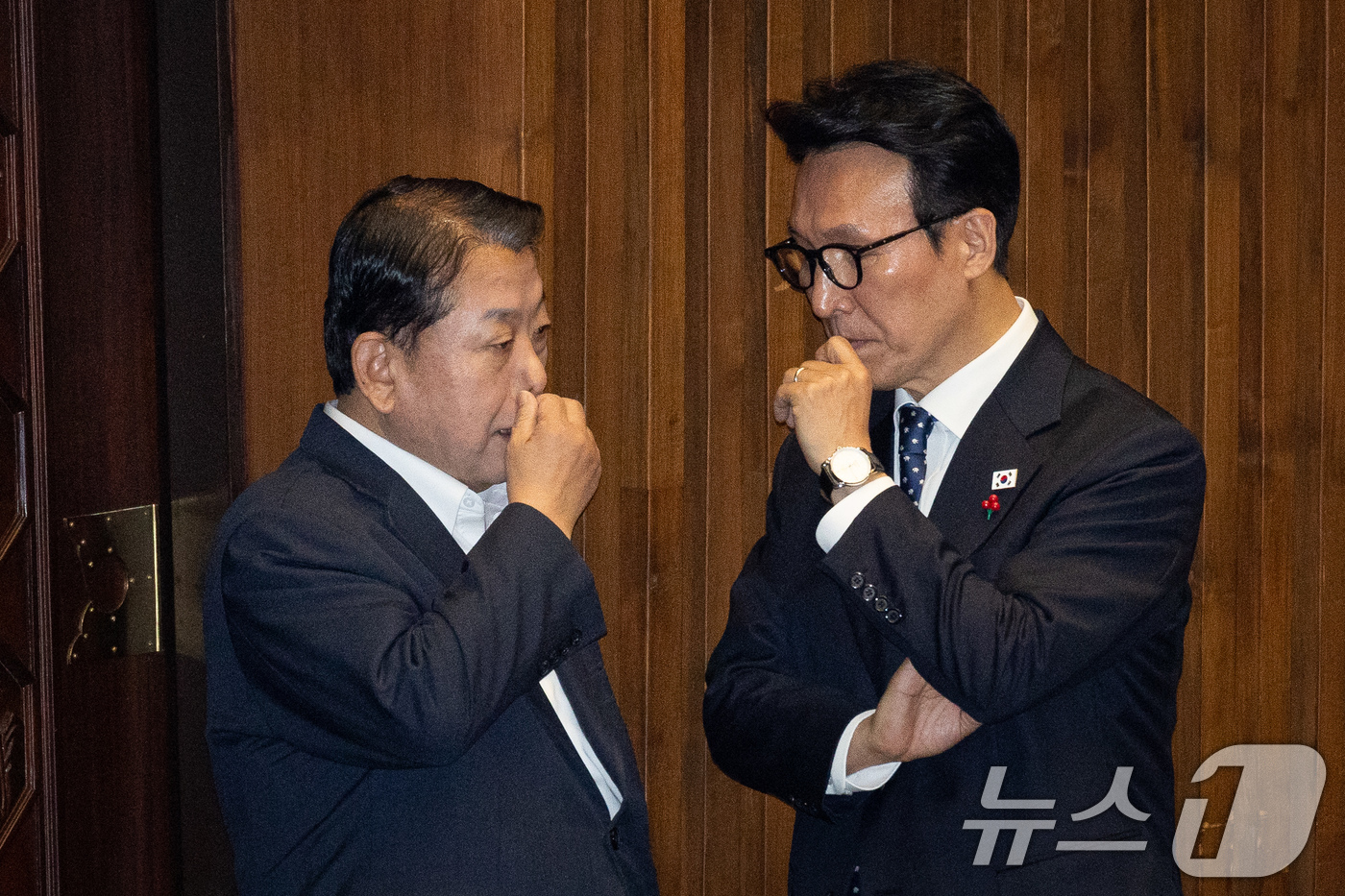 (서울=뉴스1) 유승관 기자 = 김민석 국무총리와 김병주 더불어민주당 의원이 16일 서울 여의도 국회에서 열린 제431회 국회(임시회) 제1차 본회의에서 대화하고 있다. 2026. …