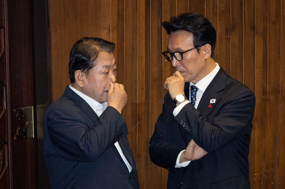 대화하는 김민석 총리와 김병주 의원