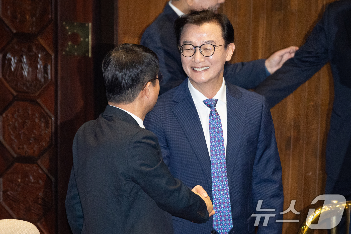 (서울=뉴스1) 유승관 기자 = 통일교 금품수수 의혹을 받는 전재수 더불어민주당 의원이 16일 서울 여의도 국회에서 열린 제431회 국회(임시회) 제1차 본회의에서 한병도 원내대표 …