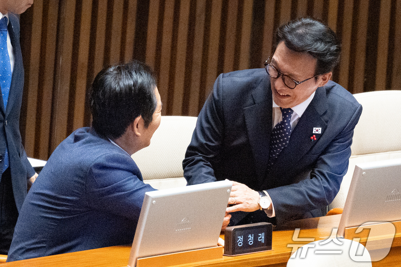 (서울=뉴스1) 유승관 기자 = 김민석 국무총리와 정청래 더불어민주당 대표가 16일 서울 여의도 국회에서 열린 제431회 국회(임시회) 제1차 본회의에서 대화하고 있다. 2026. …