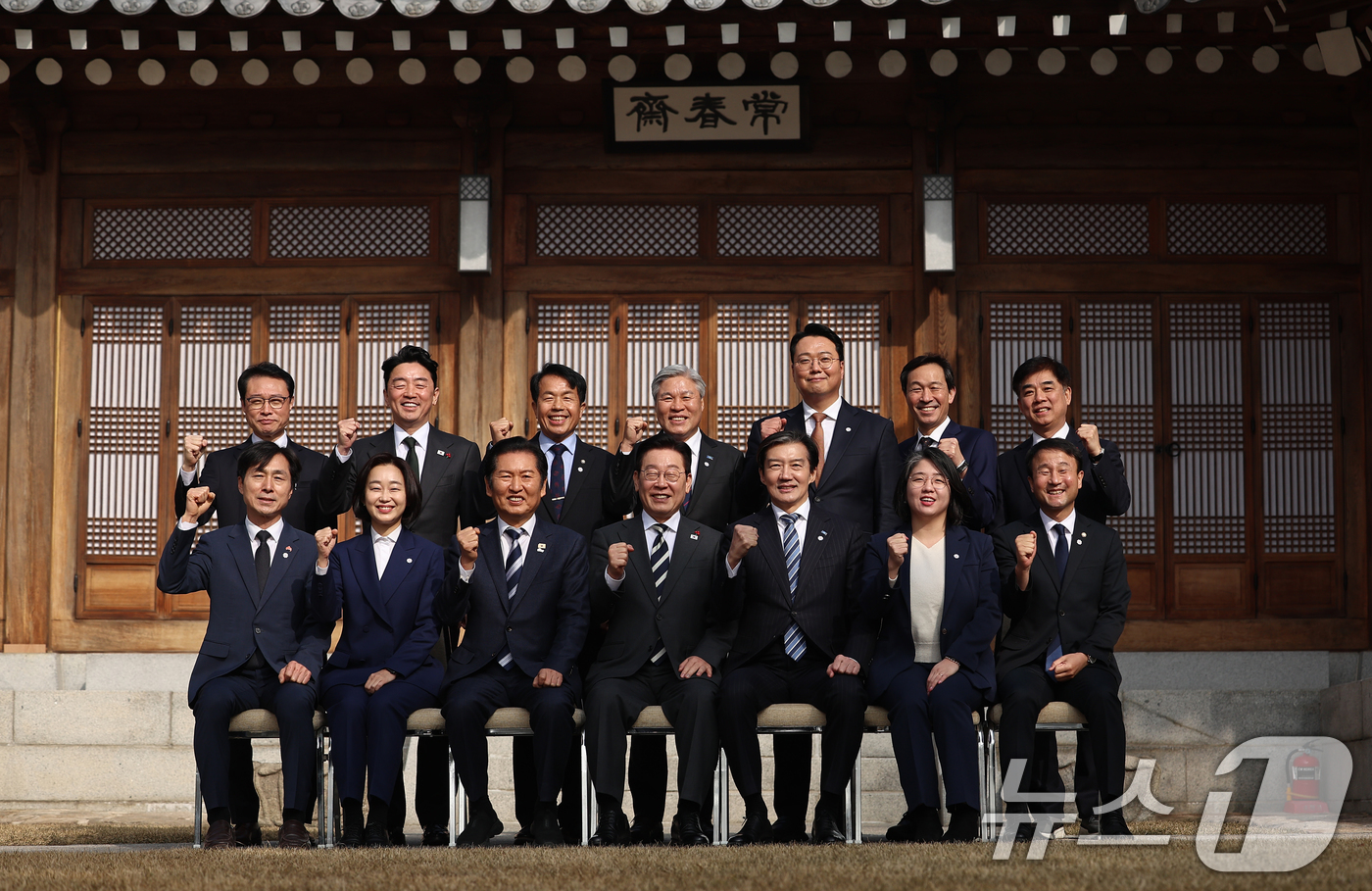 (서울=뉴스1) 허경 기자 = 이재명 대통령이 16일 청와대 상춘재에서 열린 정당 지도부 초청 오찬에서 여야 지도부들과 기념촬영을 하고 있다. (청와대통신사진기자단)  2026.1 …