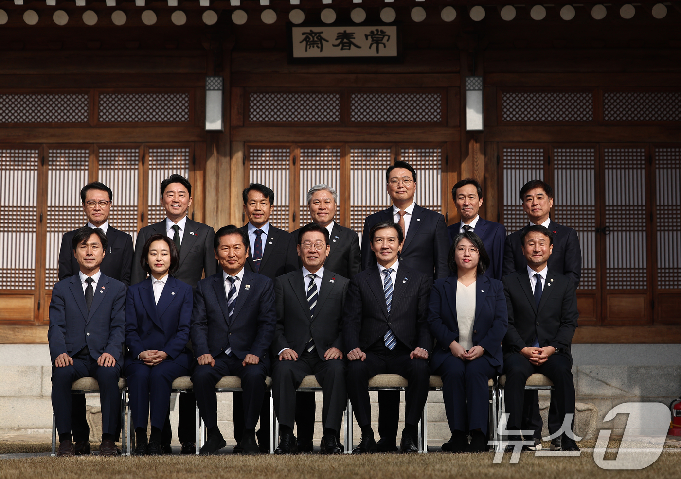 (서울=뉴스1) 허경 기자 = 이재명 대통령이 16일 청와대 상춘재에서 열린 정당 지도부 초청 오찬에서 여야 지도부들과 기념촬영을 하고 있다. (청와대통신사진기자단) 2026.1. …