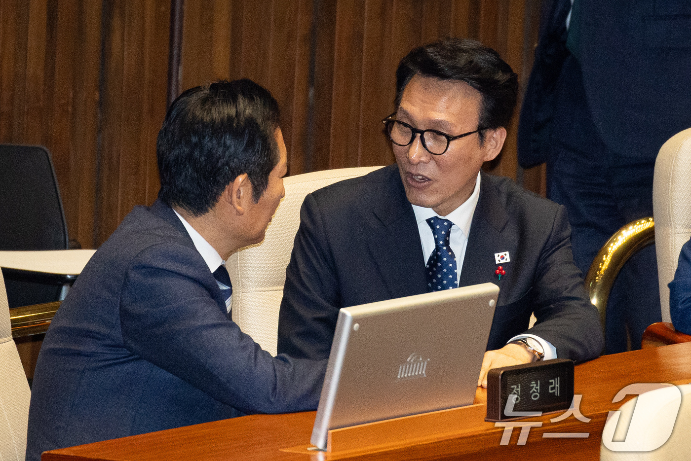 (서울=뉴스1) 유승관 기자 = 김민석 국무총리와 정청래 더불어민주당 대표가 16일 서울 여의도 국회에서 열린 제431회 국회(임시회) 제1차 본회의에서 대화하고 있다. 2026. …