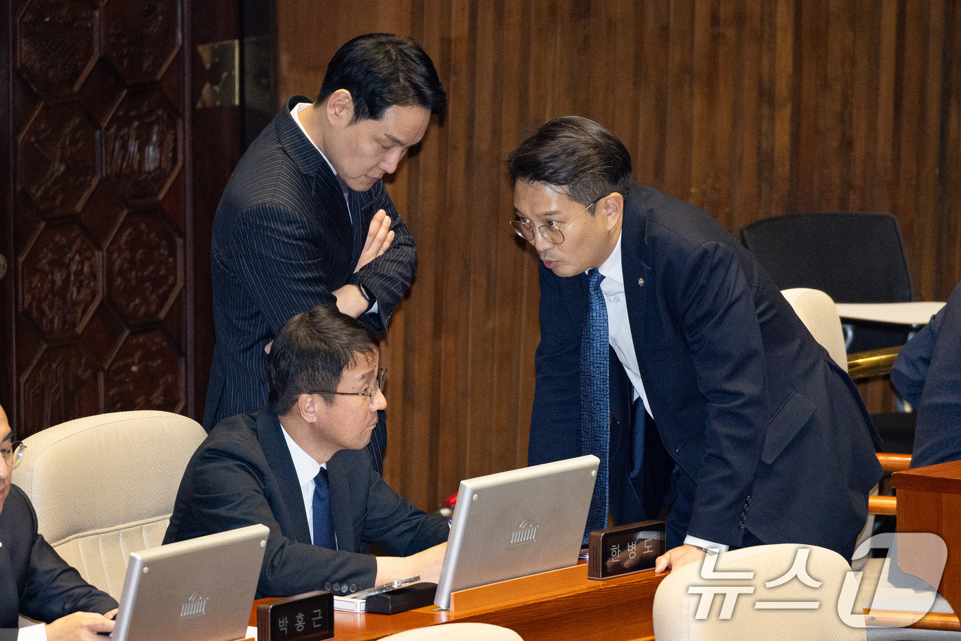 (서울=뉴스1) 유승관 기자 = 한병도 더불어민주당 원내대표와 김한규 원내정책수석, 전용기 원내소통수석이 16일 서울 여의도 국회에서 열린 제431회 국회(임시회) 제1차 본회의에 …