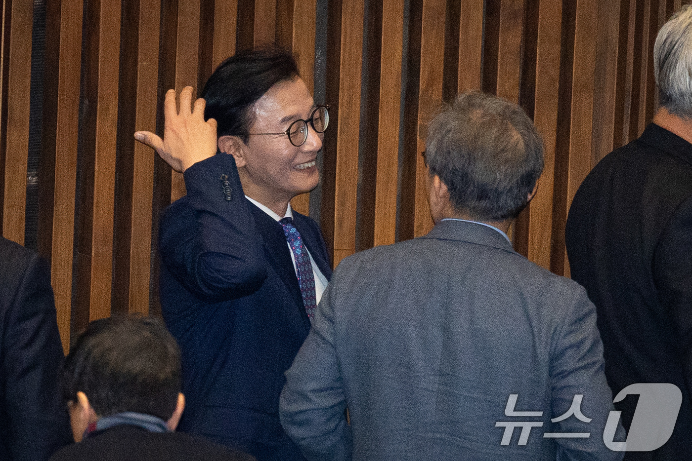 (서울=뉴스1) 유승관 기자 = 통일교 금품수수 의혹을 받는 전재수 더불어민주당 의원이 16일 서울 여의도 국회에서 열린 제431회 국회(임시회) 제1차 본회의에서 의원들과 대화하 …