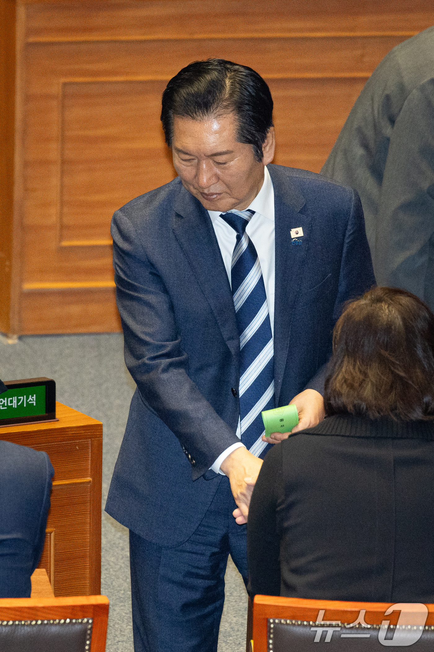 (서울=뉴스1) 유승관 기자 = 정청래 더불어민주당 대표가 16일 서울 여의도 국회에서 열린 제431회 국회(임시회) 제1차 본회의에서 윤석열·김건희에 의한 내란·외환 및 국정농단 …