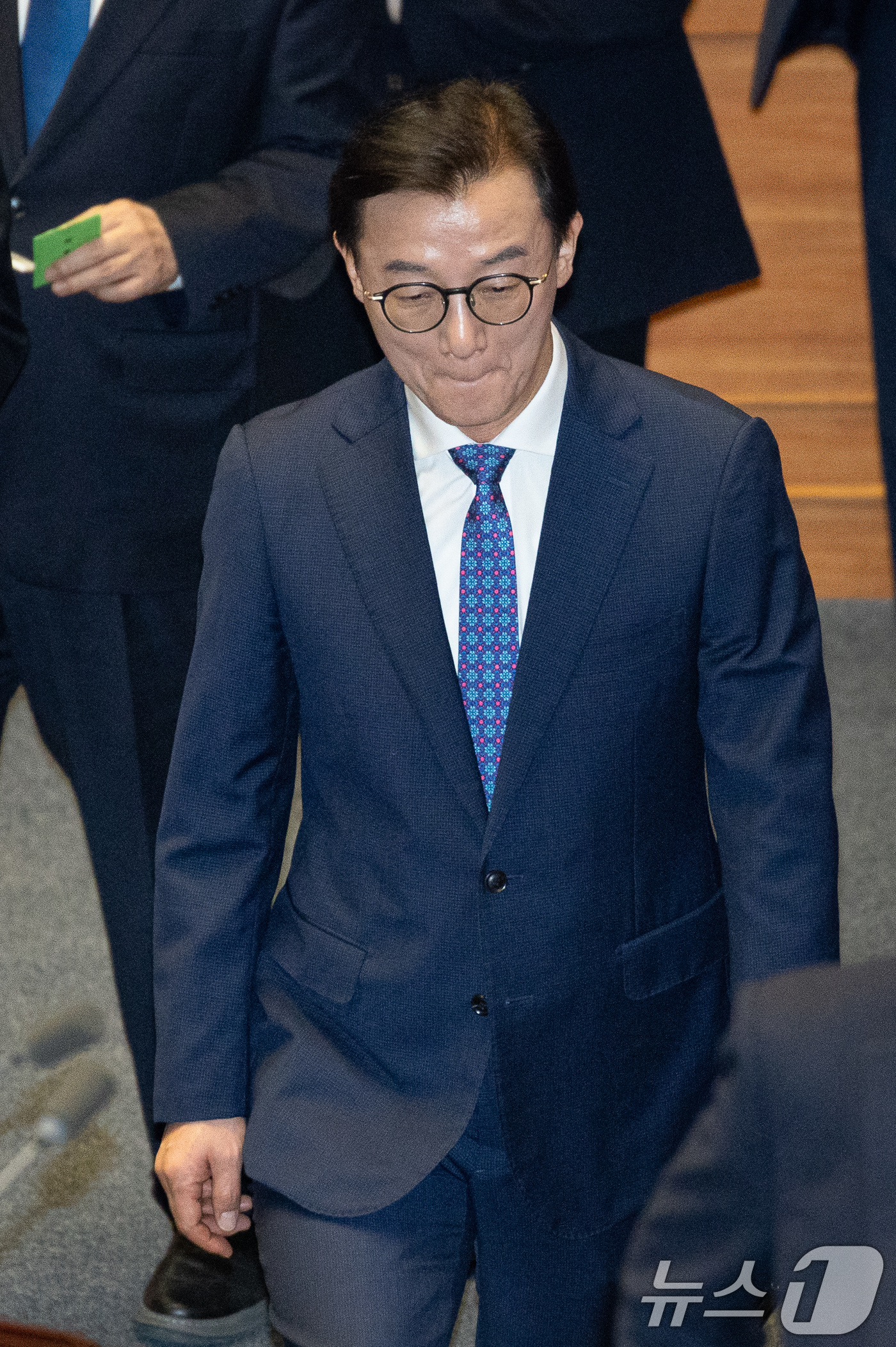 (서울=뉴스1) 유승관 기자 = 통일교 금품수수 의혹을 받는 전재수 더불어민주당 의원이 16일 서울 여의도 국회에서 열린 제431회 국회(임시회) 제1차 본회의에서 우원식 국회의장 …