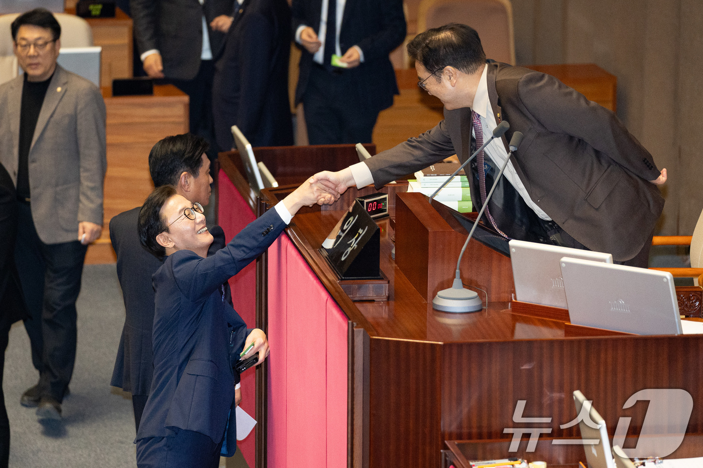 (서울=뉴스1) 유승관 기자 = 통일교 금품수수 의혹을 받는 전재수 더불어민주당 의원이 16일 서울 여의도 국회에서 열린 제431회 국회(임시회) 제1차 본회의에서 우원식 국회의장 …