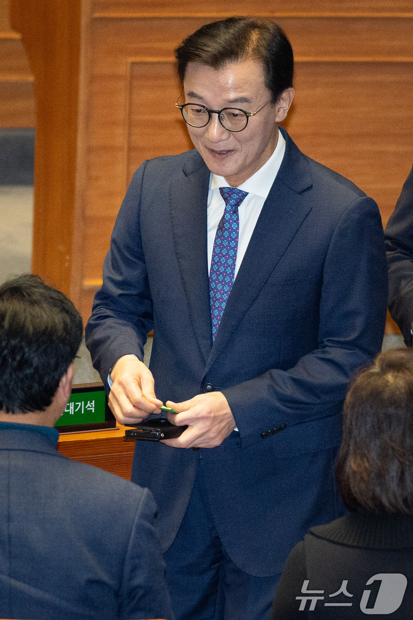 (서울=뉴스1) 유승관 기자 = 통일교 금품수수 의혹을 받는 전재수 더불어민주당 의원이 16일 서울 여의도 국회에서 열린 제431회 국회(임시회) 제1차 본회의에서 윤석열·김건희에 …