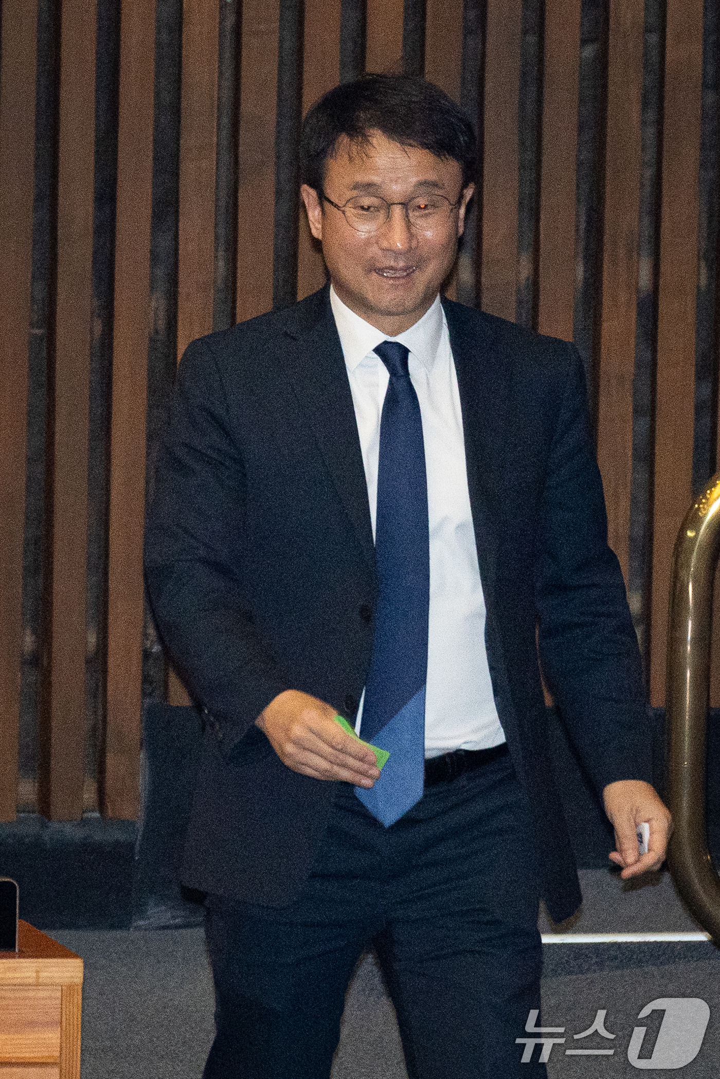 (서울=뉴스1) 유승관 기자 = 한병도 더불어민주당 원내대표가 16일 서울 여의도 국회에서 열린 제431회 국회(임시회) 제1차 본회의에서 윤석열·김건희에 의한 내란·외환 및 국정 …