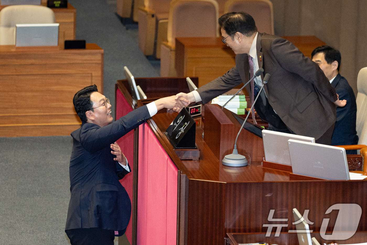 (서울=뉴스1) 유승관 기자 = 천하람 개혁신당 원내대표가 16일 서울 여의도 국회에서 열린 제431회 국회(임시회) 제1차 본회의에서 우원식 국회의장과 인사하고 있다. 2026. …
