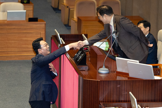 우원식 국회의장과 인사 나누는 천하람 원내대표