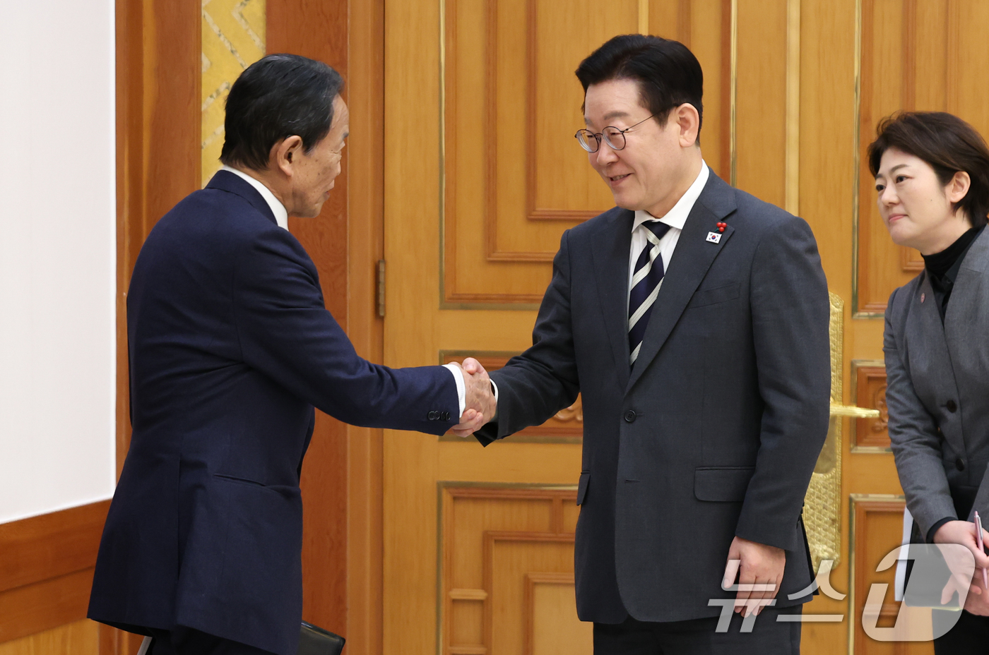(서울=뉴스1) 허경 기자 = 이재명 대통령이 16일 청와대에서 아소 다로 전 일본 총리와 면담에 앞서 인사를 나누고 있다. 2026.1.16/뉴스1