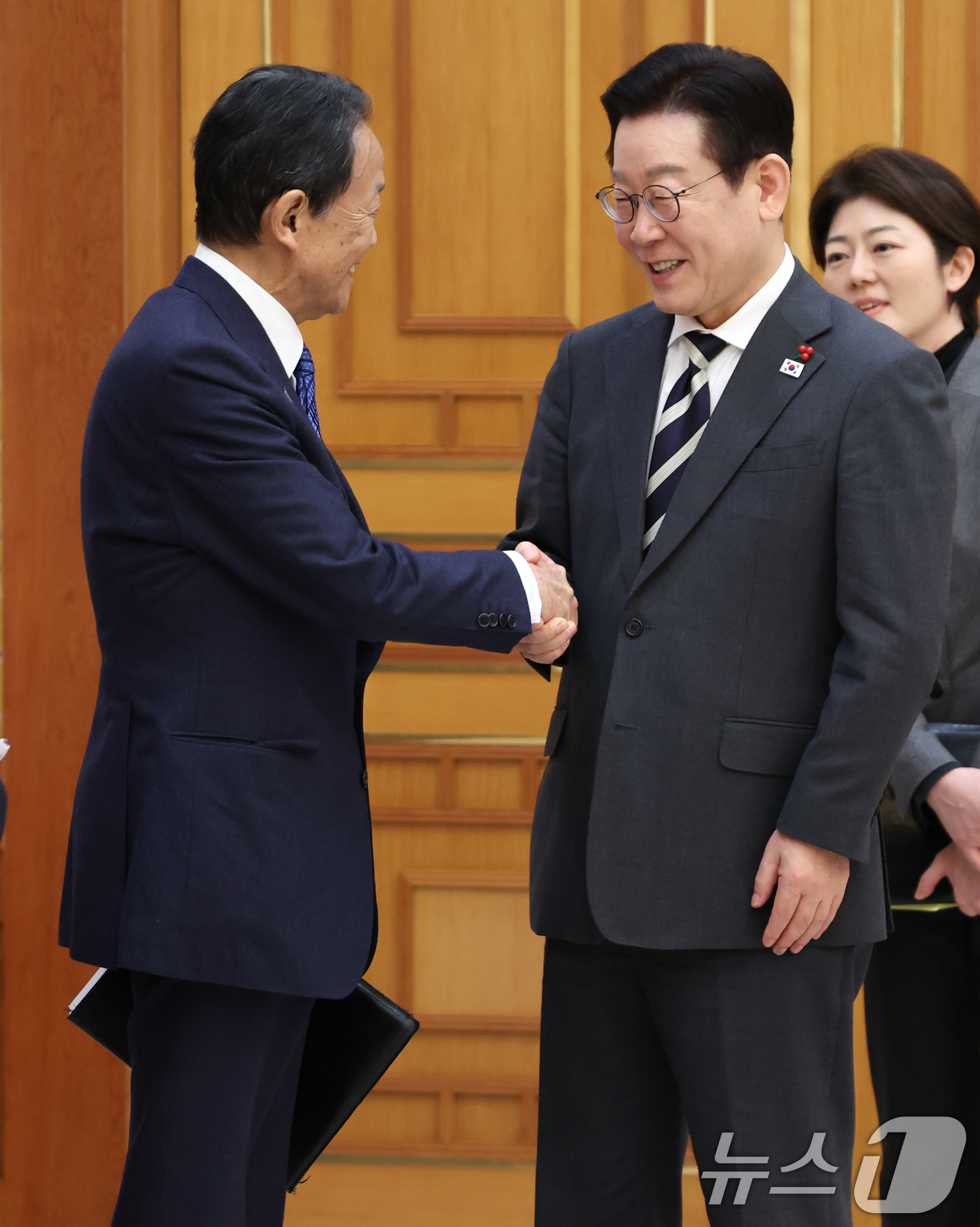 (서울=뉴스1) 허경 기자 = 이재명 대통령이 16일 청와대에서 아소 다로 전 일본 총리와 면담에 앞서 인사를 나누고 있다. 2026.1.16/뉴스1