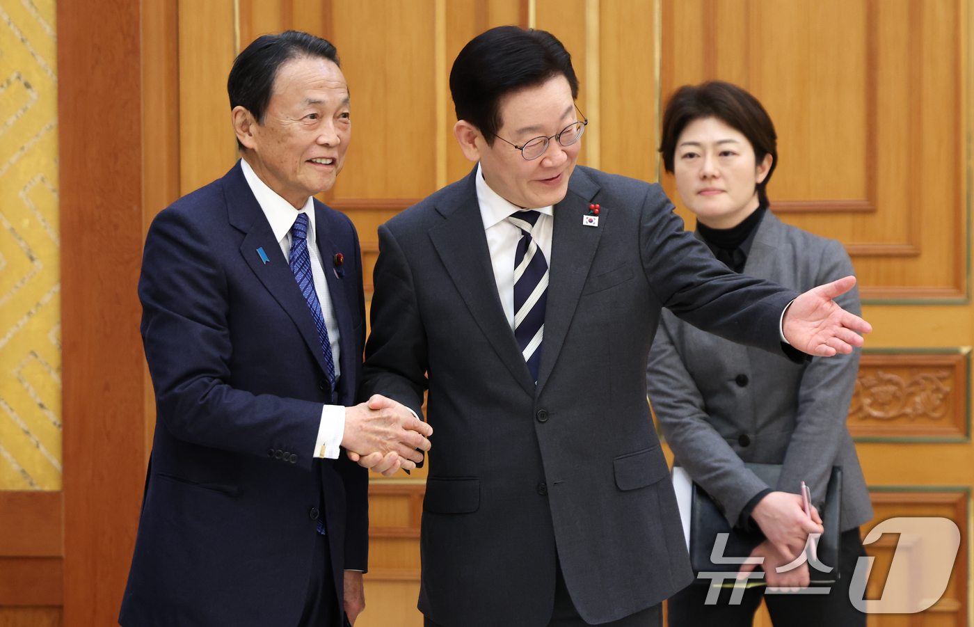 (서울=뉴스1) 허경 기자 = 이재명 대통령이 16일 청와대에서 아소 다로 전 일본 총리를 접견하고 있다. 2026.1.16/뉴스1