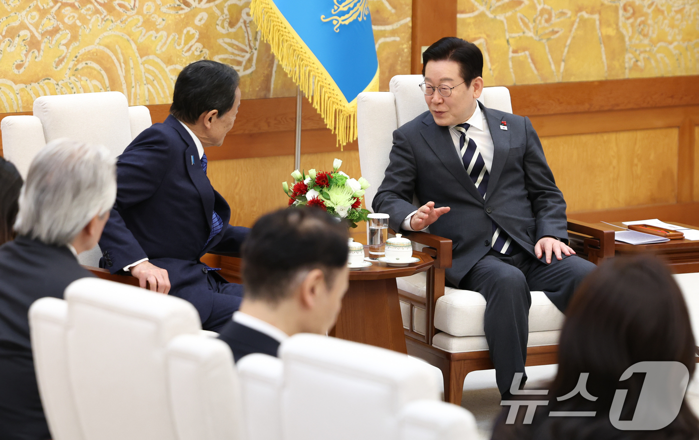 (서울=뉴스1) 허경 기자 = 이재명 대통령이 16일 청와대에서 아소 다로 전 일본 총리를 접견하고 있다. 2026.1.16/뉴스1