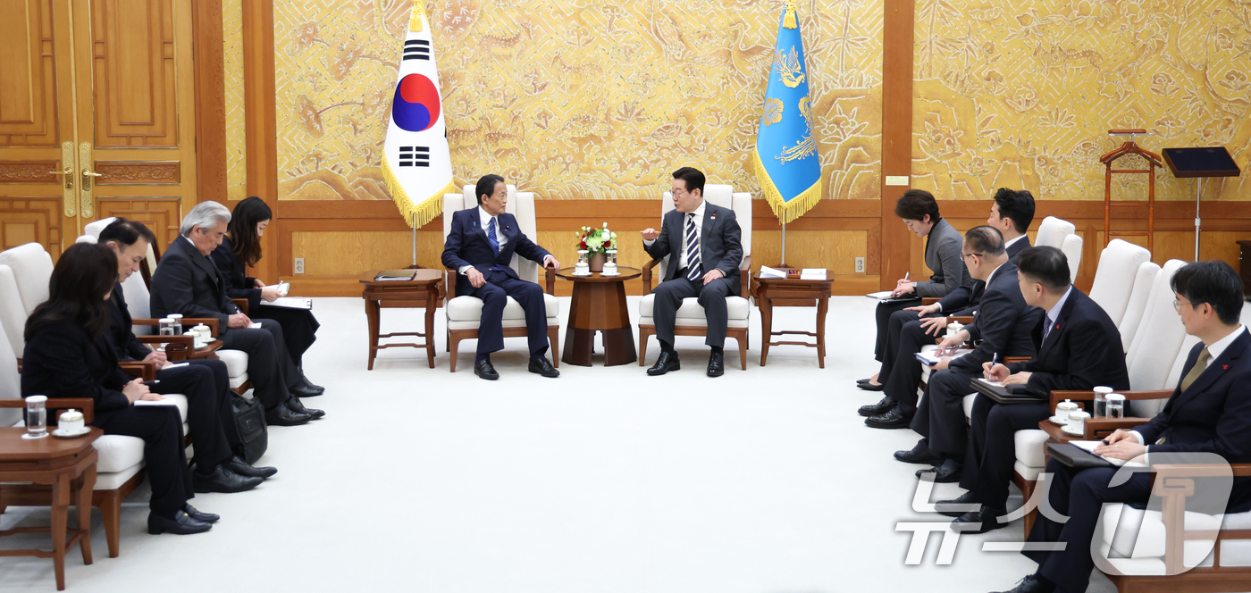 (서울=뉴스1) 허경 기자 = 이재명 대통령이 16일 청와대에서 아소 다로 전 일본 총리를 접견하고 있다. 2026.1.16/뉴스1