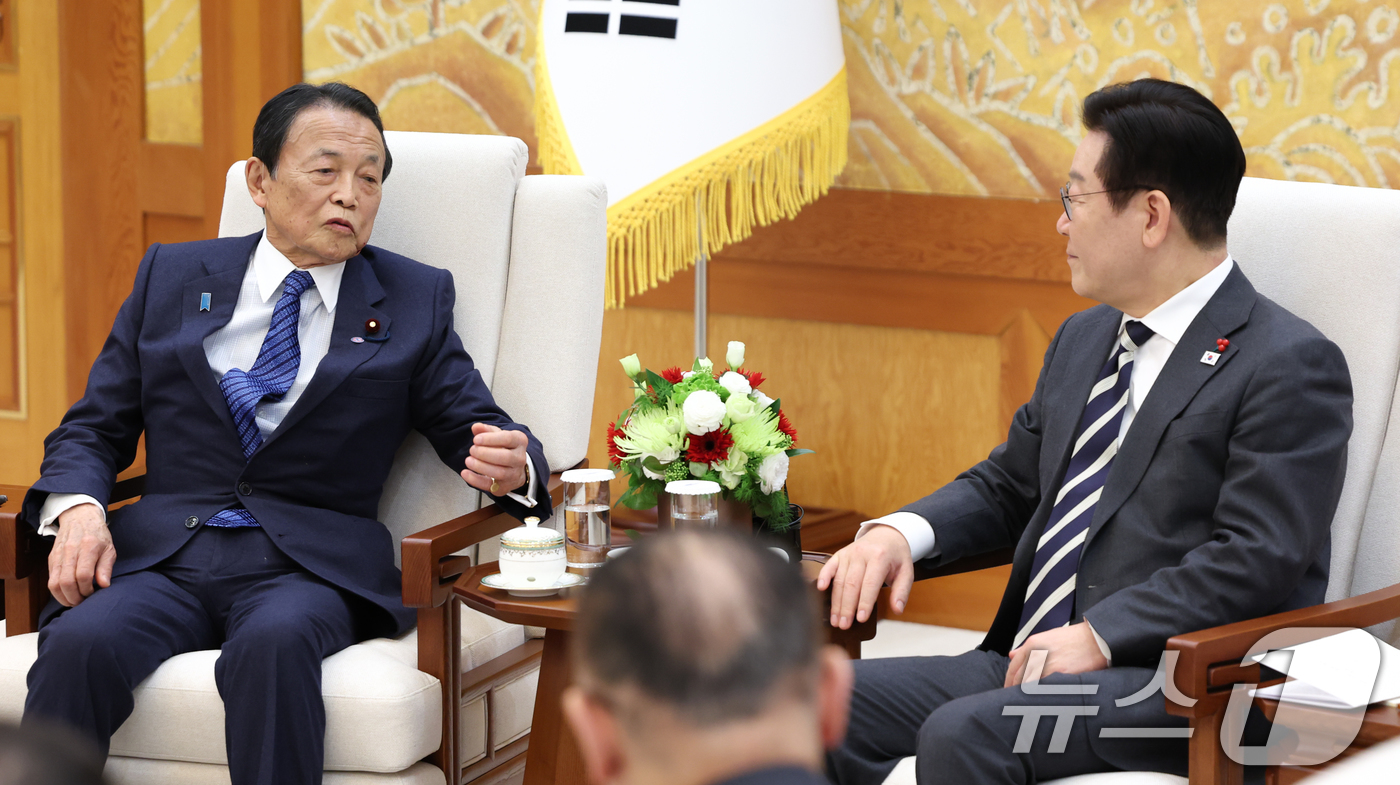 (서울=뉴스1) 허경 기자 = 이재명 대통령이 16일 청와대에서 아소 다로 전 일본 총리를 접견하고 있다. 2026.1.16/뉴스1
