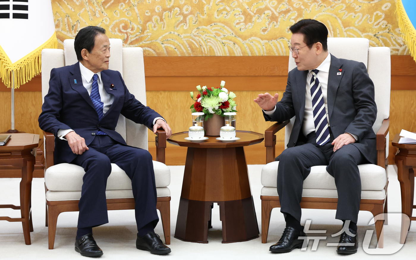 (서울=뉴스1) 허경 기자 = 이재명 대통령이 16일 청와대에서 아소 다로 전 일본 총리를 접견하고 있다. 2026.1.16/뉴스1