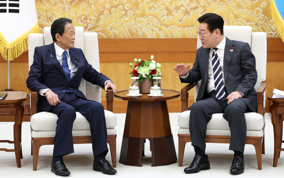 아소 다로 전 일본 총리 환담하는 이재명 대통령