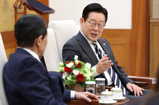 아소 다로 전 일본 총리 접견하는 이재명 대통령