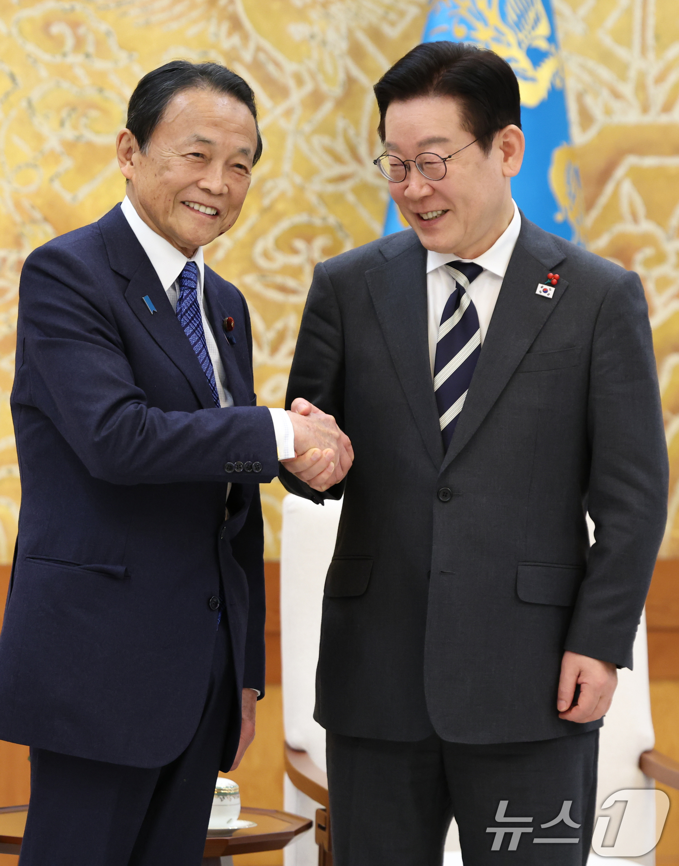 (서울=뉴스1) 허경 기자 = 이재명 대통령이 16일 청와대에서 아소 다로 전 일본 총리와 면담에 앞서 기념촬영을 하고 있다. 2026.1.16/뉴스1