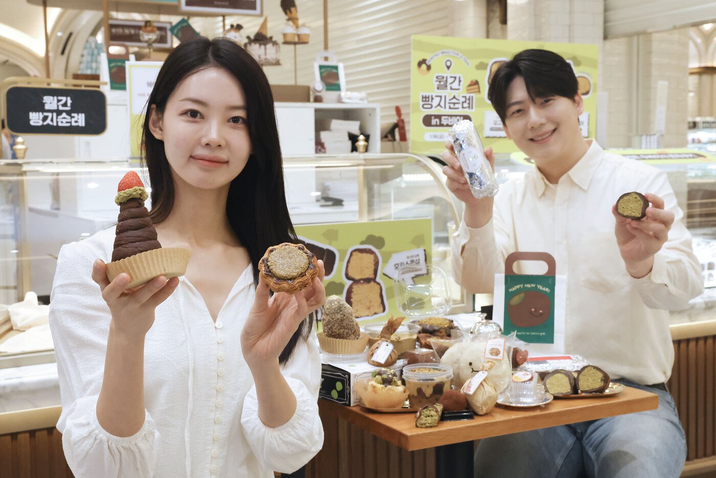 본문 이미지 - 신세계백화점 강남점 지하1층 스위트파크 '월간 빵지순례'에서 두바이식 김밥 등 다양한 두바이 디저트를 판매하고 있다(신세계백화점 제공).