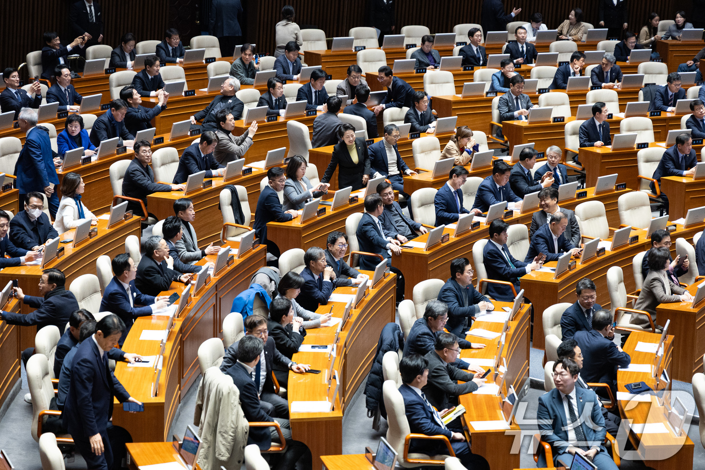 (서울=뉴스1) 유승관 기자 = 16일 서울 여의도 국회에서 열린 제431회 국회(임시회) 제1차 본회의에서 윤석열·김건희에 의한 내란·외환 및 국정농단 행위의 진상규명을 위한 특 …