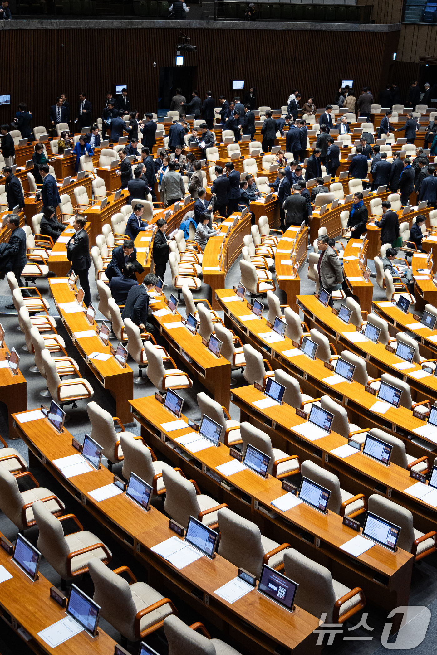 (서울=뉴스1) 유승관 기자 = 16일 서울 여의도 국회에서 열린 제431회 국회(임시회) 제1차 본회의에서 윤석열·김건희에 의한 내란·외환 및 국정농단 행위의 진상규명을 위한 특 …