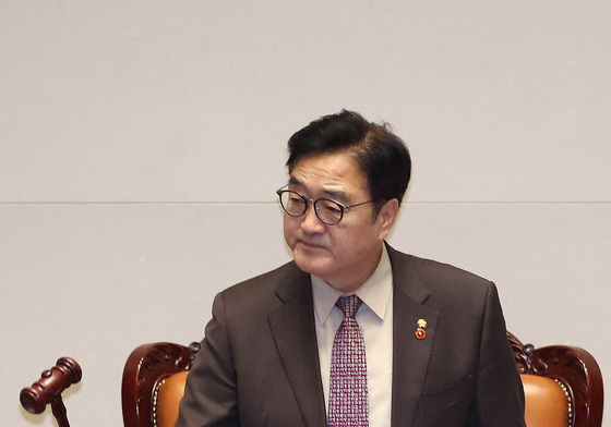 의사봉 두드리는 우원식 의장