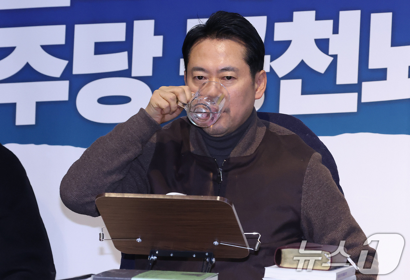 (서울=뉴스1) 신웅수 기자 = 단식 중인 장동혁 국민의힘 대표가 16일 서울 여의도 국회에서 단식을 이어가고 있다.이날 열린 국회 본회의에서 더불어민주당을 포함한 범여권은 윤석열 …