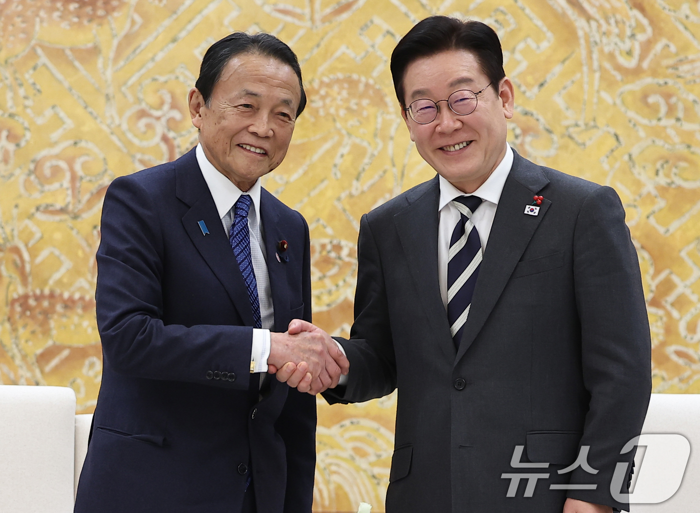 (서울=뉴스1) 허경 기자 = 이재명 대통령이 16일 청와대에서 아소 다로 전 일본 총리와 면담에 앞서 기념촬영을 하고 있다. 2026.1.16/뉴스1