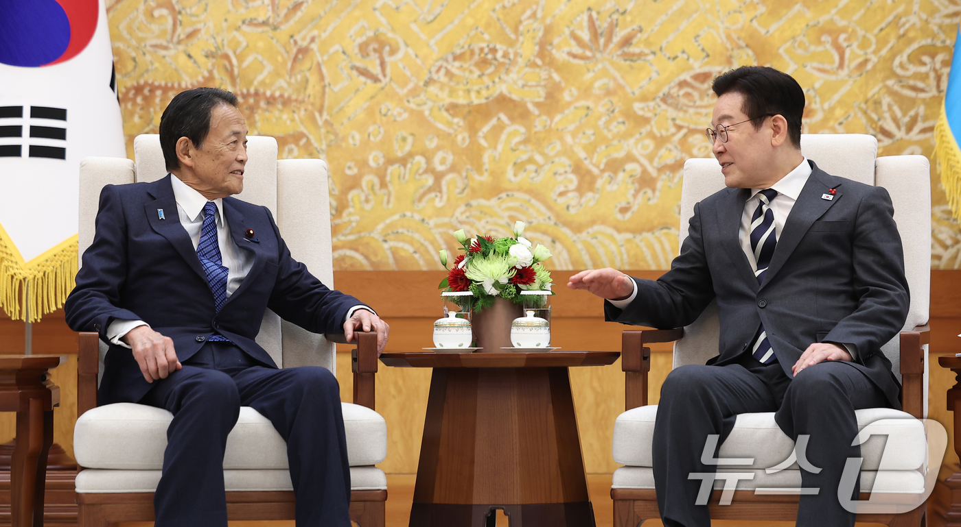 (서울=뉴스1) 허경 기자 = 이재명 대통령이 16일 청와대에서 아소 다로 전 일본 총리를 접견하고 있다. 2026.1.16/뉴스1