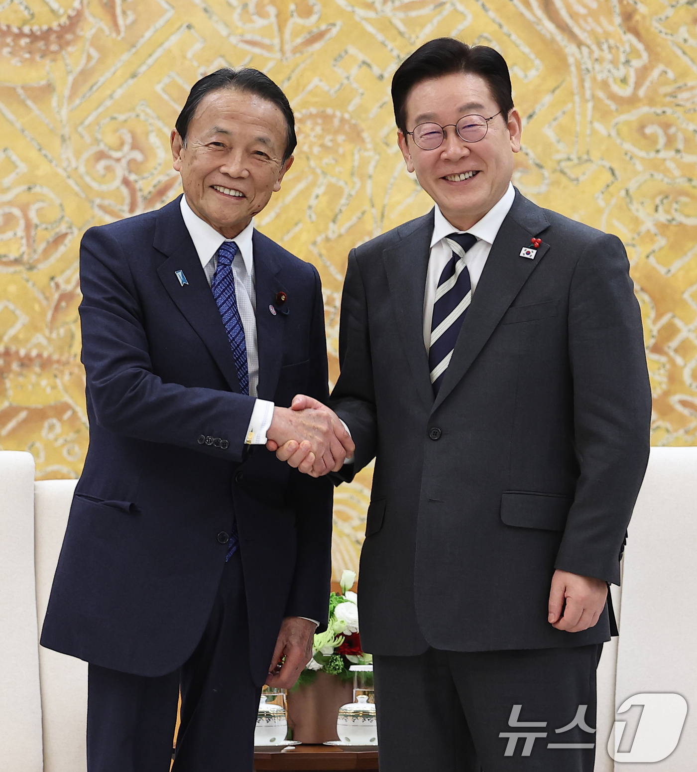 (서울=뉴스1) 허경 기자 = 이재명 대통령이 16일 청와대에서 아소 다로 전 일본 총리와 면담에 앞서 기념촬영을 하고 있다. 2026.1.16/뉴스1