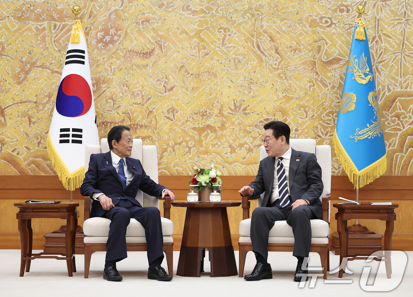 (서울=뉴스1) 허경 기자 = 이재명 대통령이 16일 청와대에서 아소 다로 전 일본 총리를 접견하고 있다. 2026.1.16/뉴스1