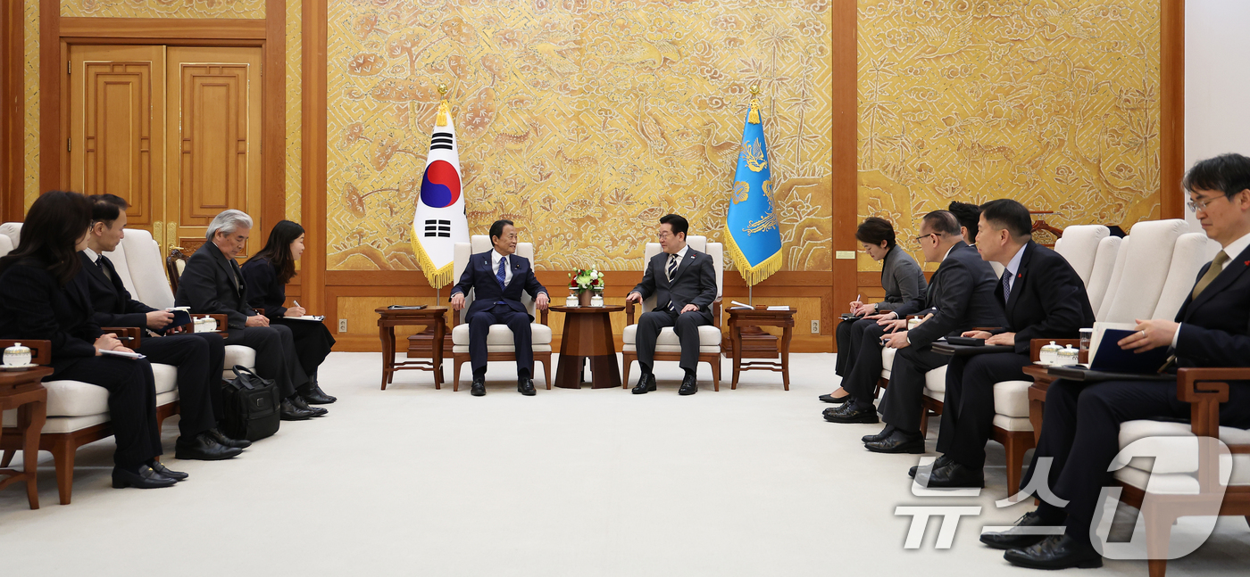 (서울=뉴스1) 허경 기자 = 이재명 대통령이 16일 청와대에서 아소 다로 전 일본 총리를 접견하고 있다. 2026.1.16/뉴스1