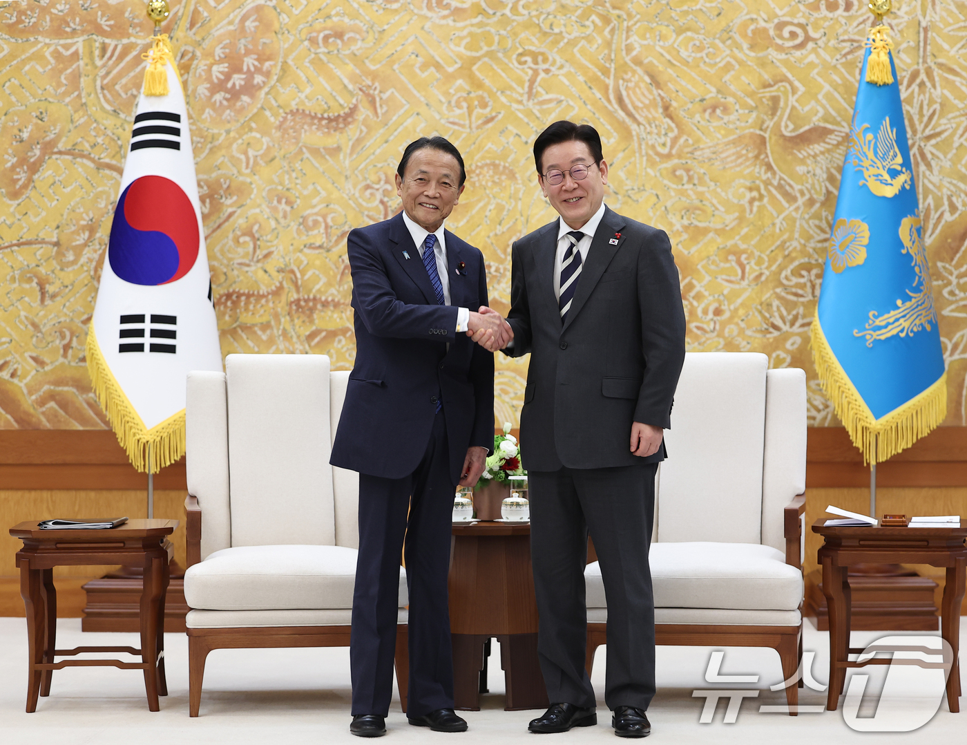 (서울=뉴스1) 허경 기자 = 이재명 대통령이 16일 청와대에서 아소 다로 전 일본 총리와 면담에 앞서 기념촬영을 하고 있다. 2026.1.16/뉴스1