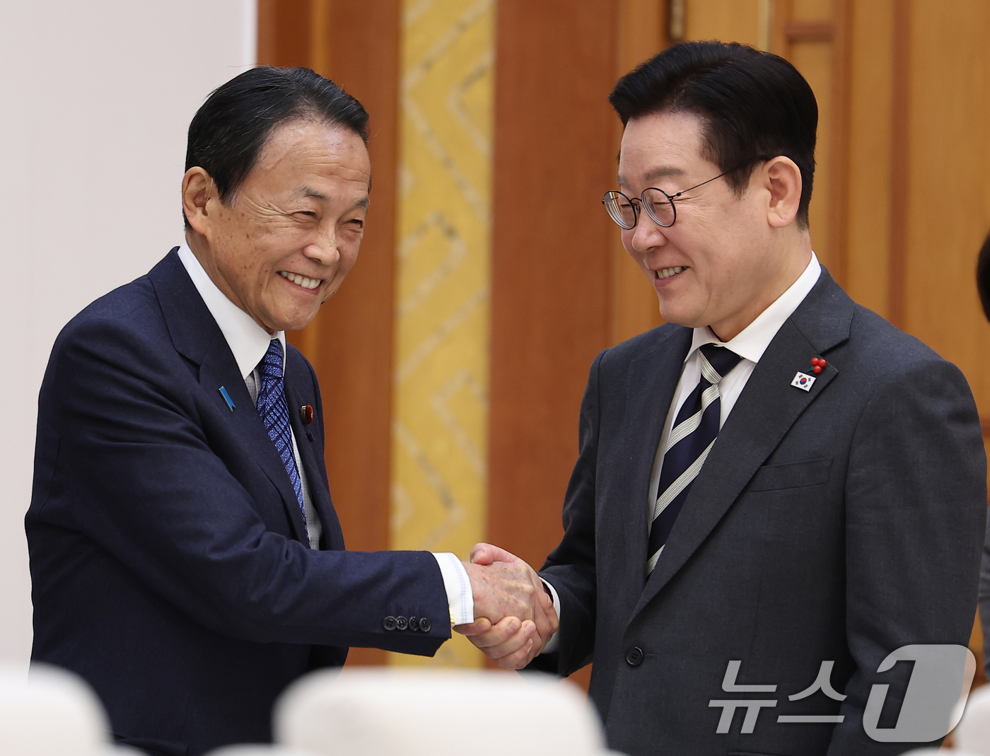 (서울=뉴스1) 허경 기자 = 이재명 대통령이 16일 청와대에서 아소 다로 전 일본 총리를 접견하고 있다. 2026.1.16/뉴스1