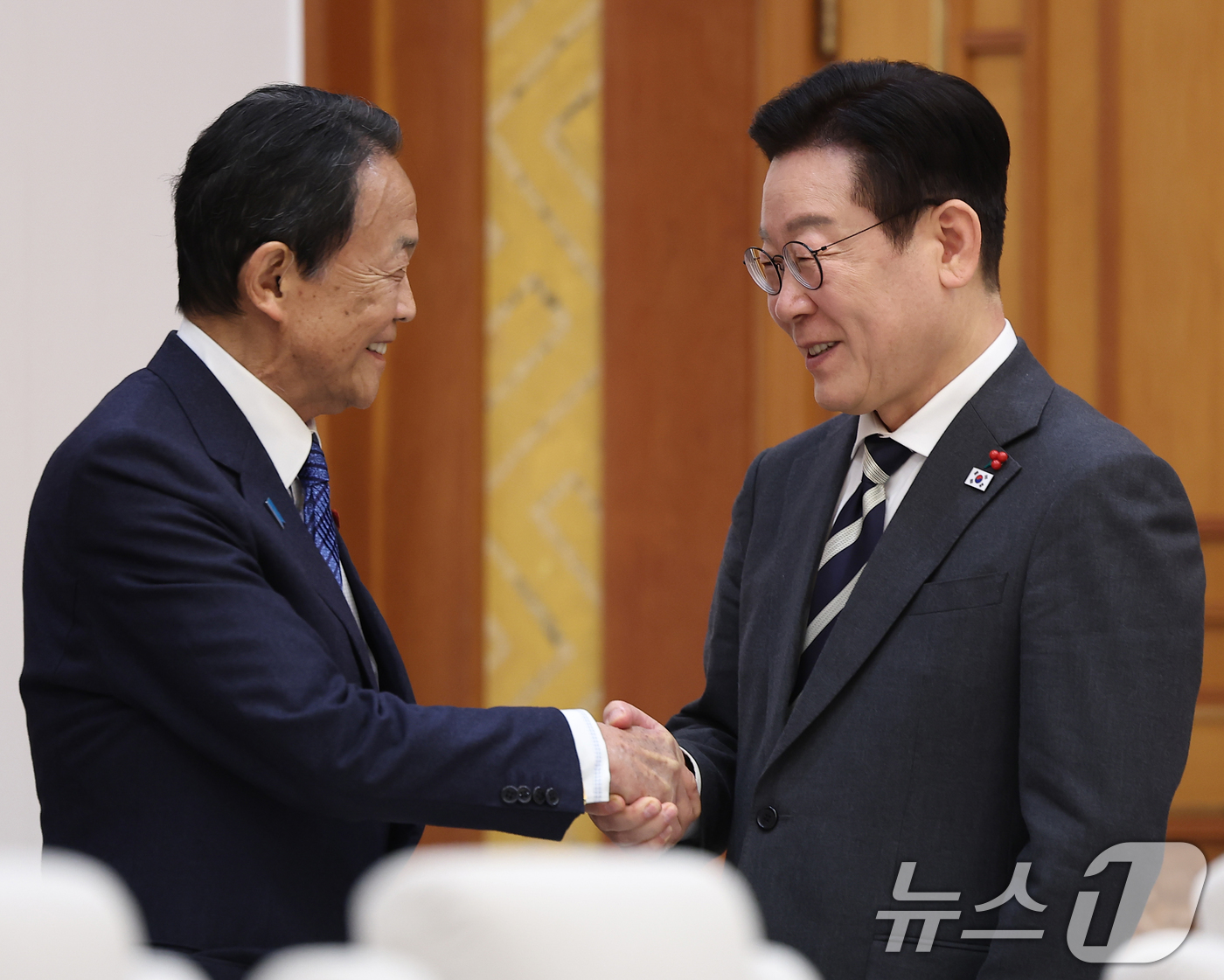 (서울=뉴스1) 허경 기자 = 이재명 대통령이 16일 청와대에서 아소 다로 전 일본 총리를 접견하고 있다. 2026.1.16/뉴스1