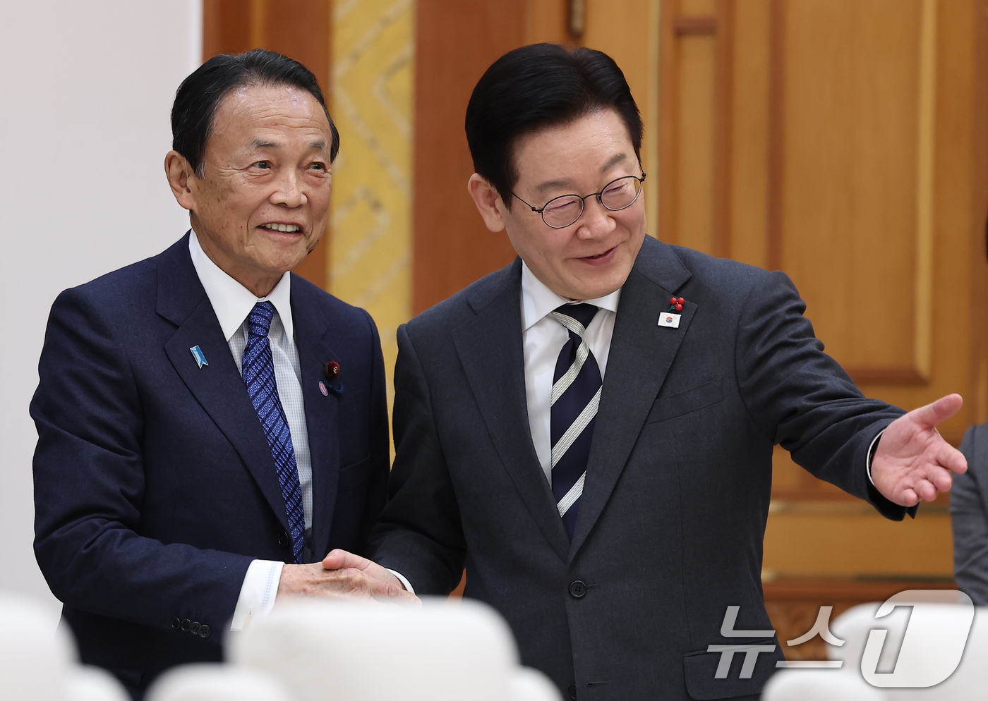 (서울=뉴스1) 허경 기자 = 이재명 대통령이 16일 청와대에서 아소 다로 전 일본 총리를 접견하고 있다. 2026.1.16/뉴스1