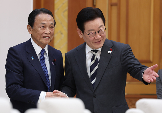 자리 권하는 이재명 대통령