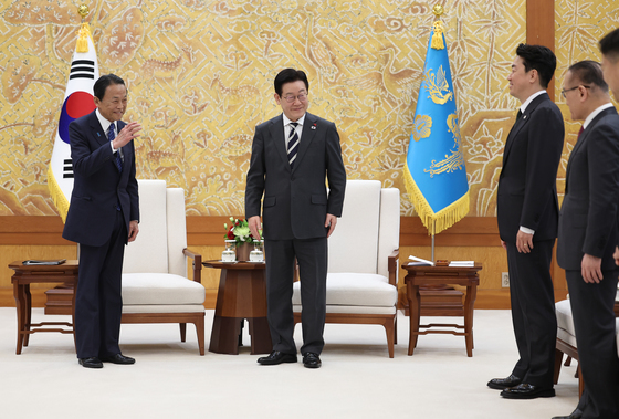 위성락 안보실장에게 인사하는 아소 다로 전 日 총리