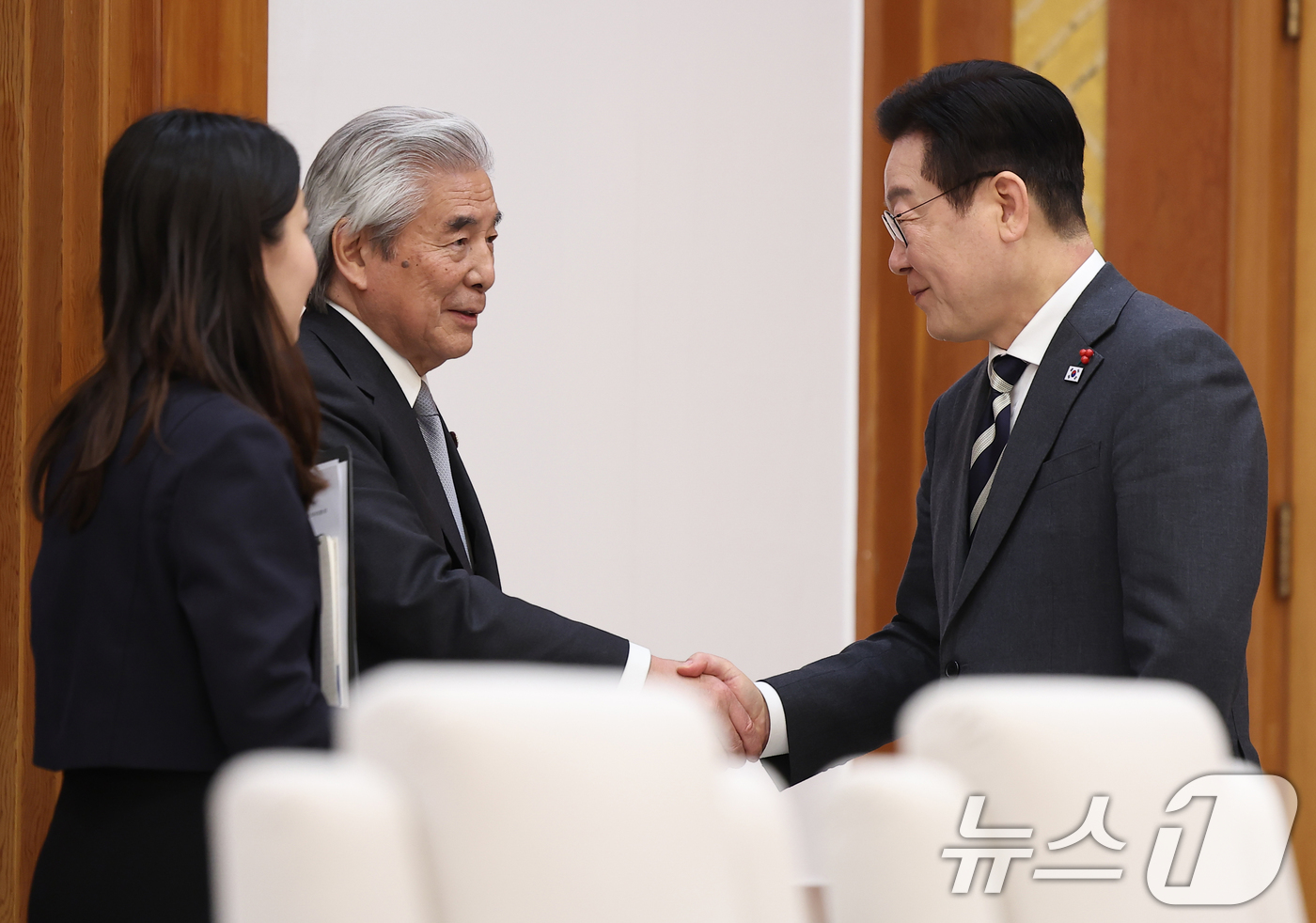 (서울=뉴스1) 허경 기자 = 이재명 대통령이 16일 청와대를 방문한 아소 다로 전 일본 총리와의 면담에 앞서 동행한 나카소네 히로후미 참의원과 인사를 나누고 있다. 2026.1. …