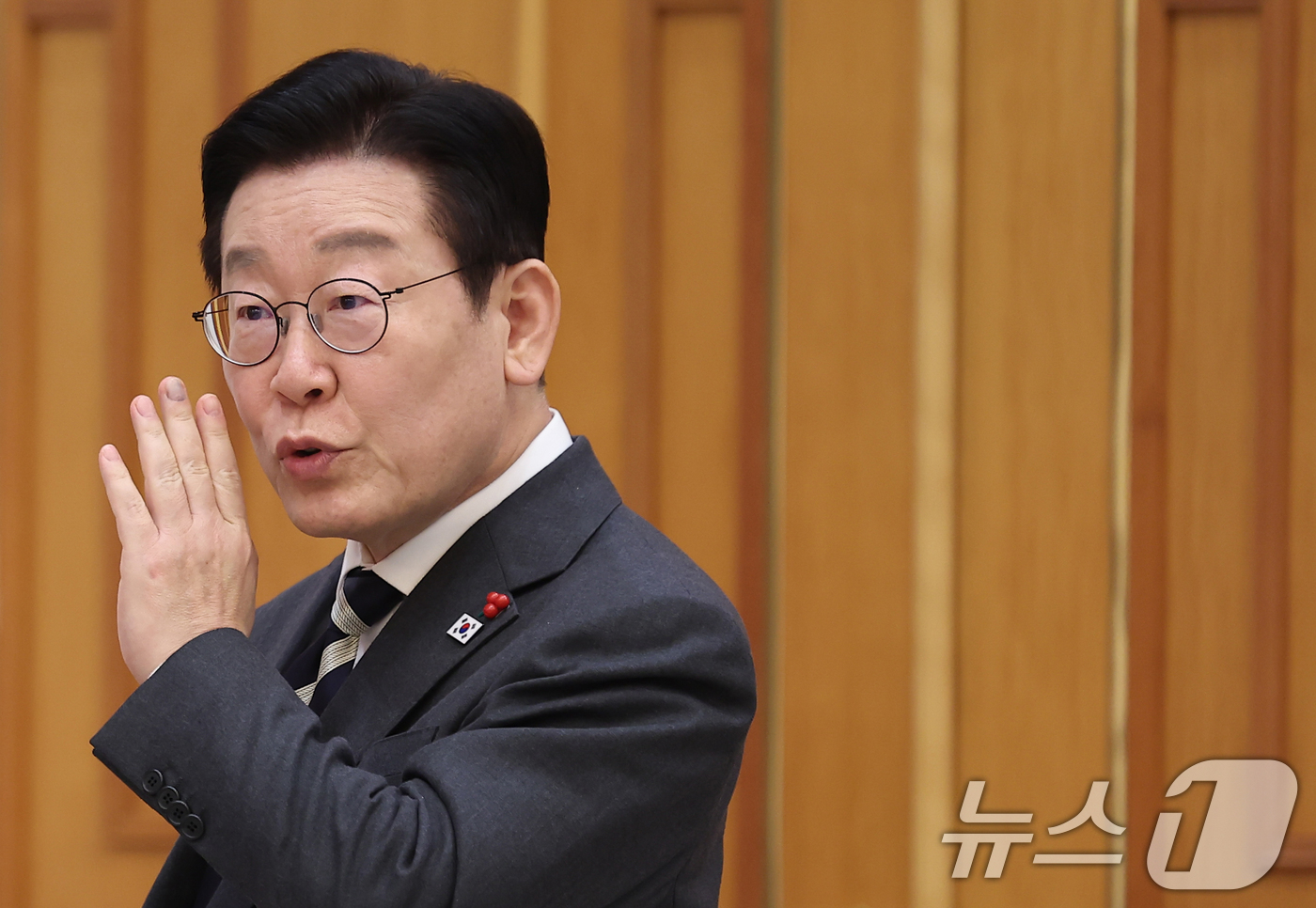 (서울=뉴스1) 허경 기자 = 이재명 대통령이 16일 청와대를 방문한 아소 다로 전 일본 총리와의 면담에 앞서 권혁기 의전비서관과 대화를 나누고 있다. 2026.1.16/뉴스1