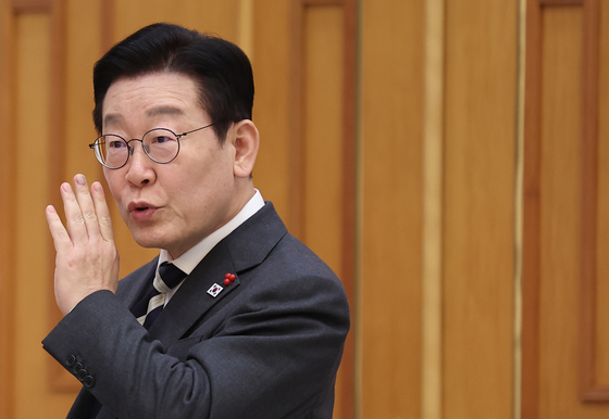 권혁기 의전비서관과 대화하는 이재명 대통령