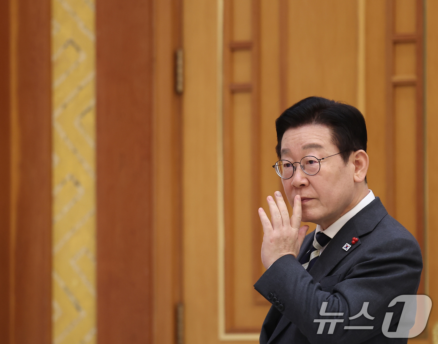 (서울=뉴스1) 허경 기자 = 이재명 대통령이 16일 청와대를 방문한 아소 다로 전 일본 총리와의 면담에 앞서 권혁기 의전비서관과 대화를 나누고 있다. 2026.1.16/뉴스1