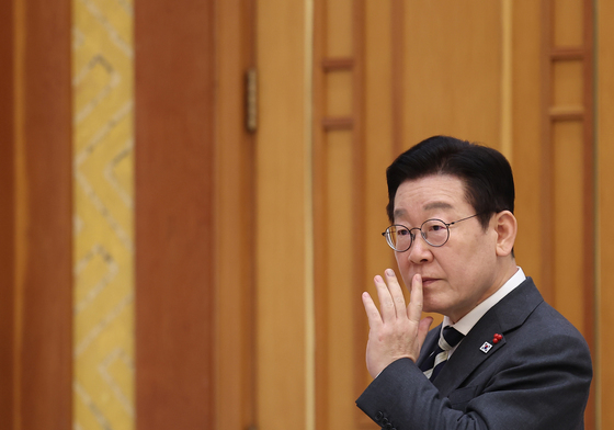 권혁기 의전비서관과 대화하는 이재명 대통령